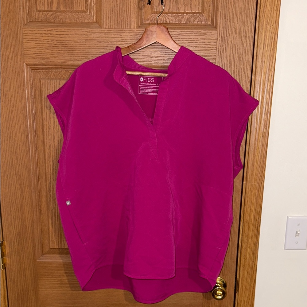 Figs scrub top
